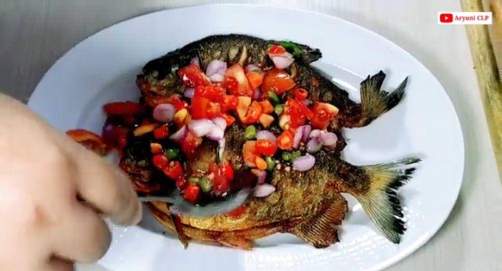 ilustrasi menuangkan sambal dabu-dabu ke atas ikan bawal goreng (youtube.com/Aryuni CLP)