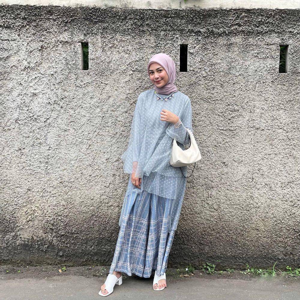 OOTD hijab halal bihalal (instagram.com/diantyy.a)