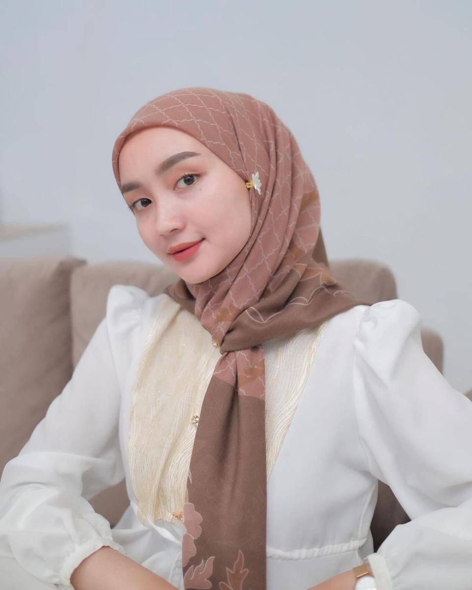 style hijab lebaran (instagram.com/nurulhikmahfebriany)