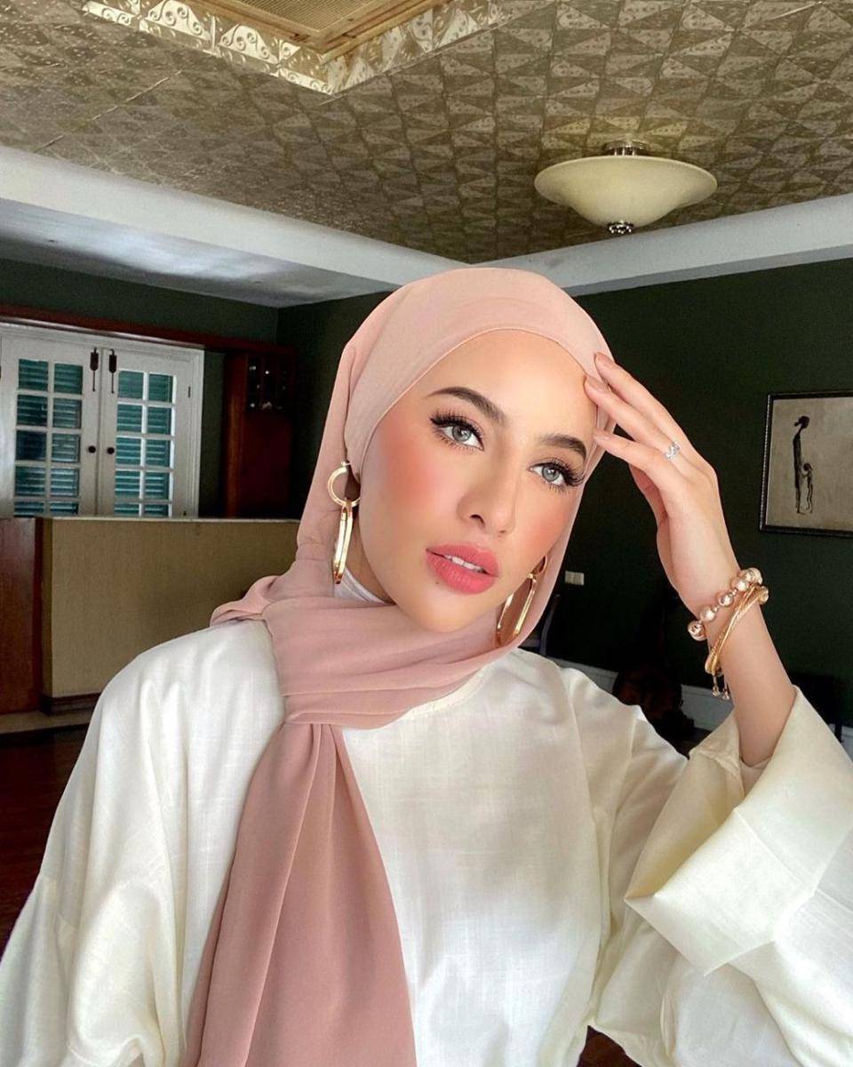 style hijab lebaran (instagram.com/emyaghnia)