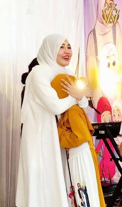 potret Via Vallen adakan istigasah dan buka puasa bersama dengan sahabat kecil (instagram.com/viavallen)