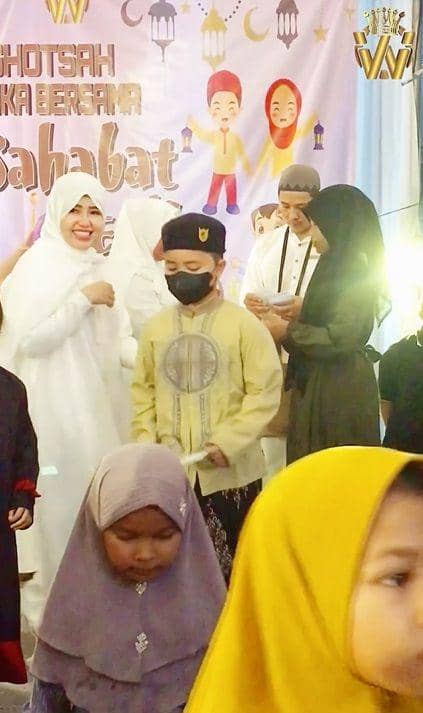 potret Via Vallen adakan istigasah dan buka puasa bersama dengan sahabat kecil (instagram.com/viavallen)