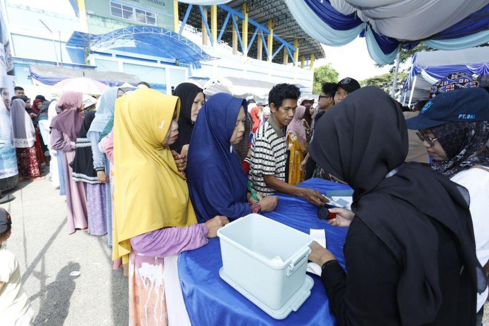 Warga Barabai, Hulu Sungai Tengah, Kalimantan Selatan (Kalsel) menyerbu paket sembako murah yang disediakan BUMN. (dok. IDSurvey)