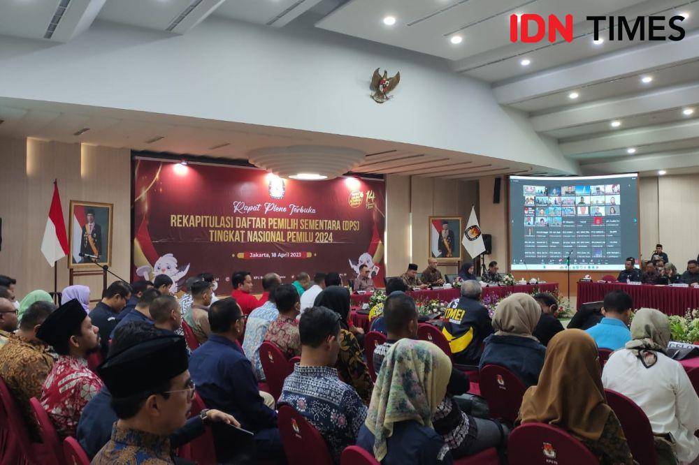 Rapat pleno terbuka Rekapitulasi Daftar Pemilih Sementara (DPS) Tingkat Nasional Pemilu 2024 di Gedung KPU RI, Jakarta Pusat, Selasa (18/4/2023). (IDN Times/Yosafat Diva Bayu Wisesa)