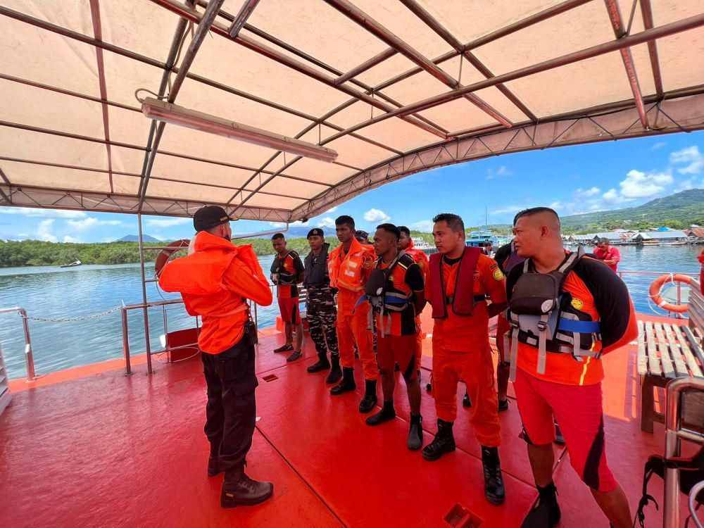 Proses pencarian kapal oleh Tim SAR Maumere (Tim SAR Maumere)