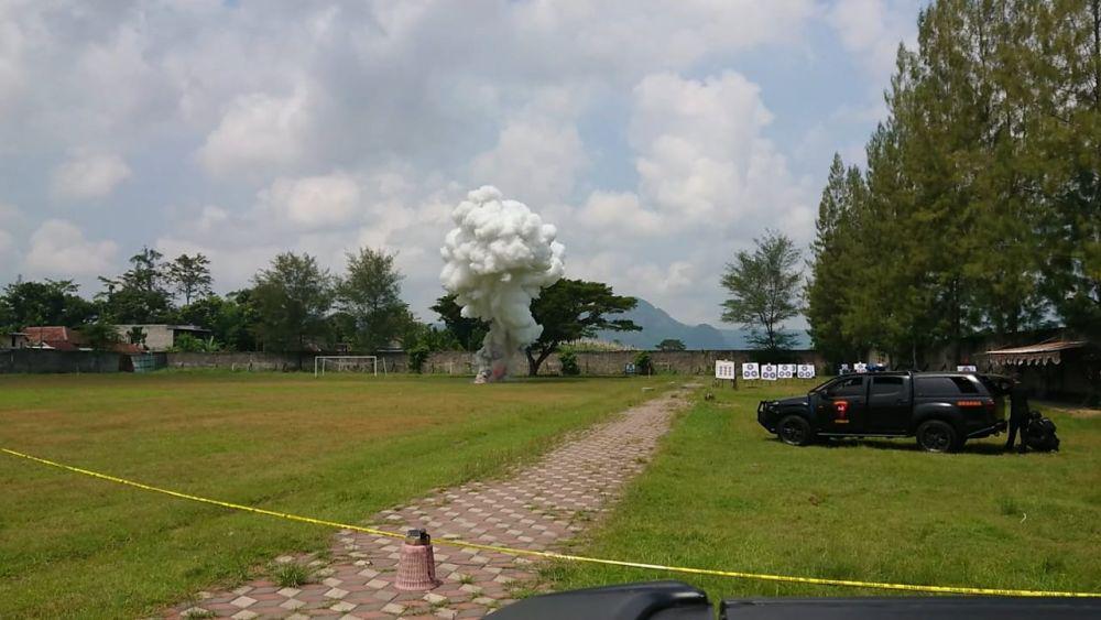 Pemusnahan bahan peledak di Tulungagung. IDN Times/ Bramanya Pamungkas