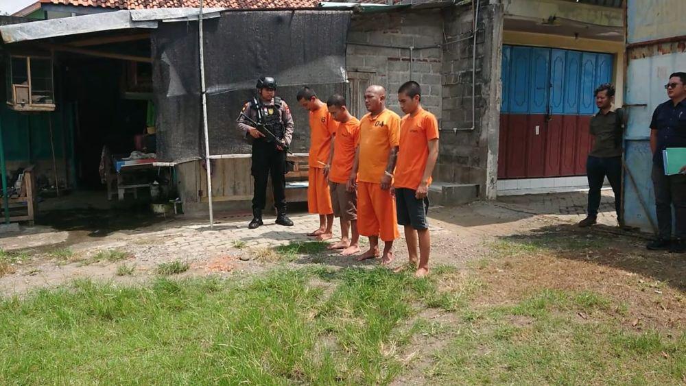 Tersangka saat dihadirkan dalam pemusnahan bahan peledak. IDN Times/ Bramanta Pamungkas