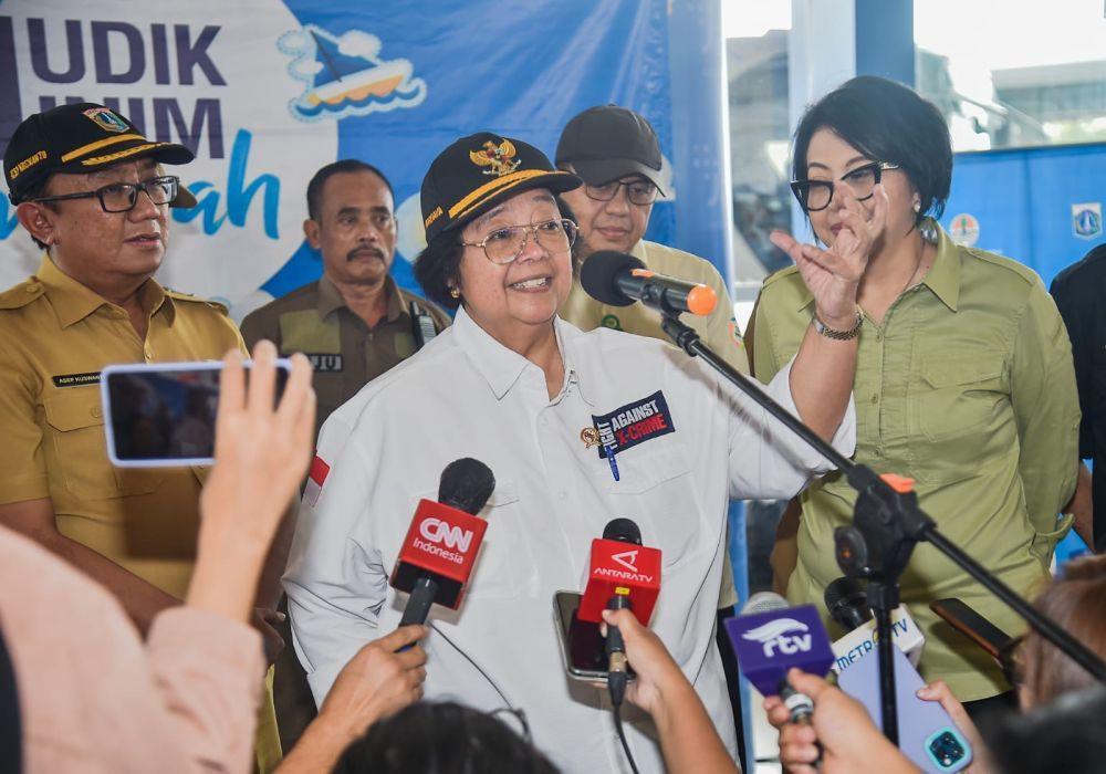 Menteri KLHK Siti Nurbaya Bakar saat meninjau Terminal Pulo Gebang, Jakarta, Selasa (18/4/2023). (Dok/KLHK)