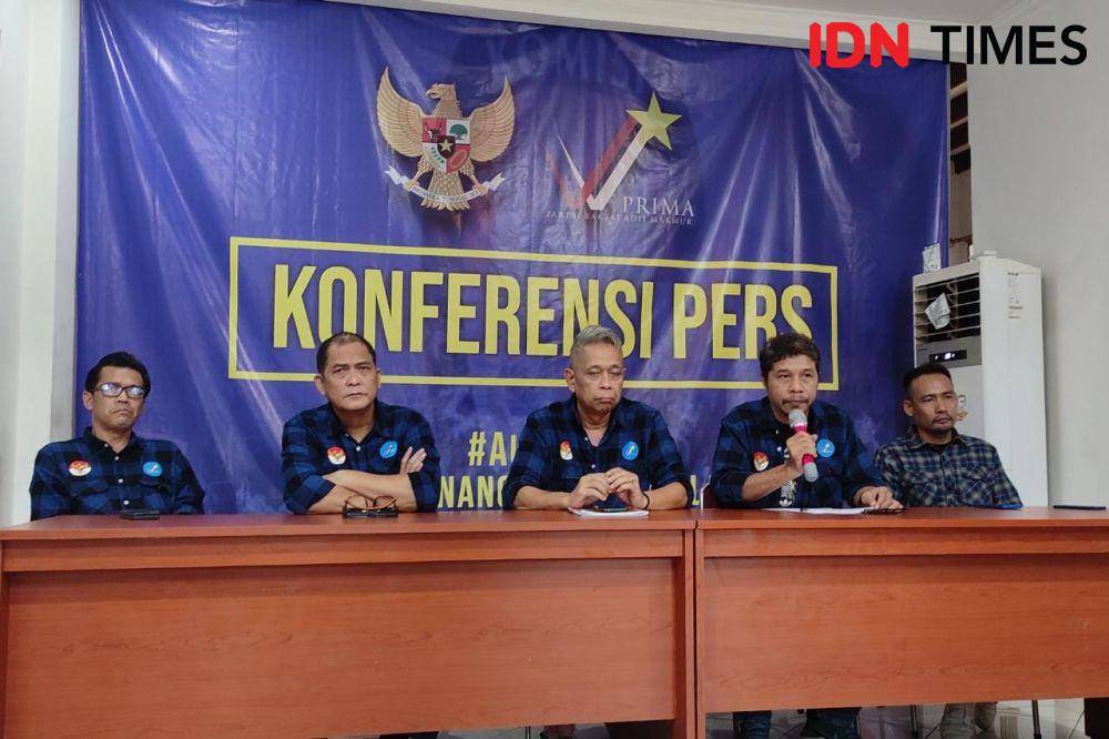 Ketum Prima, Agus Jabo; Sekjen Prima Dominggus Oktavianus; dan jajarannya dalam konferensi pers dugaan kecurangan verifikasi faktual Prima sebagai parpol peserta Pemilu 2024 (IDN Times/Yosafat Diva Bayu Wisesa)