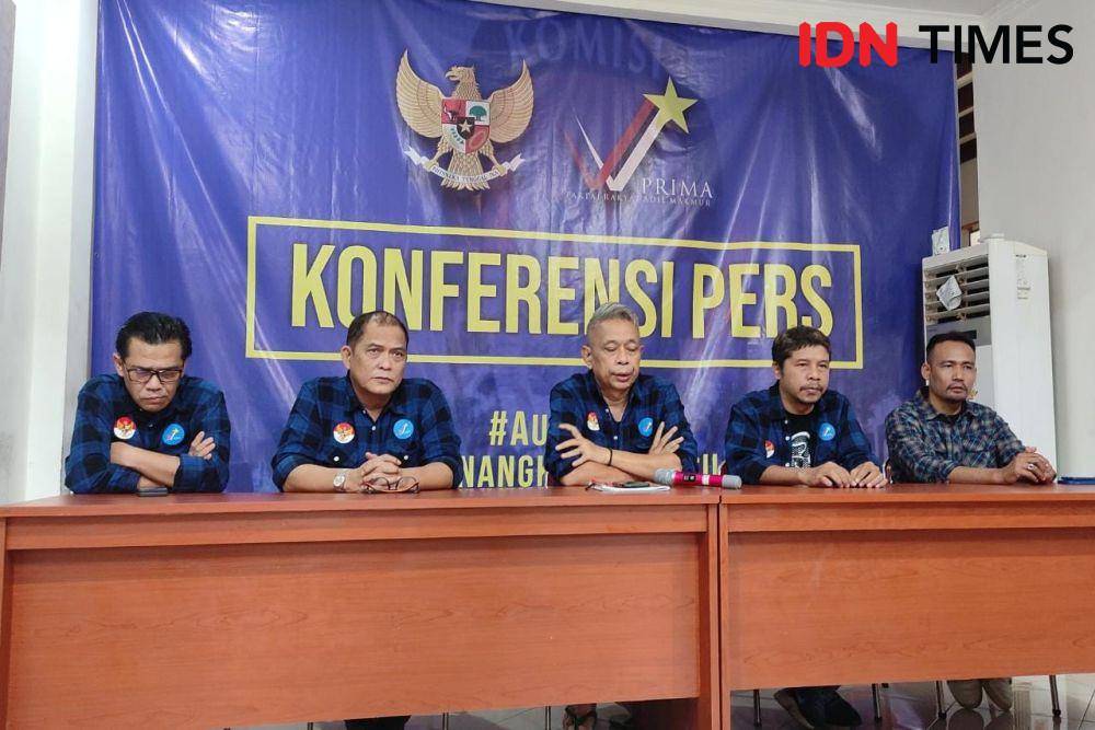 Ketum Prima, Agus Jabo; Sekjen Prima Dominggus Oktavianus; dan jajarannya dalam konferensi pers dugaan kecurangan verifikasi faktual Prima sebagai parpol peserta Pemilu 2024 (IDN Times/Yosafat Diva Bayu Wisesa)