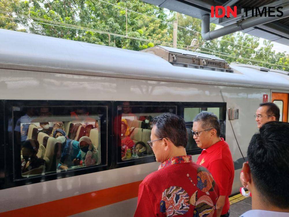 Sekjen PDIP, Hasto Kristiyanto melepas mudik gratis di Stasiun Pasar Senen (IDN Times/Ilman Nafi'an)