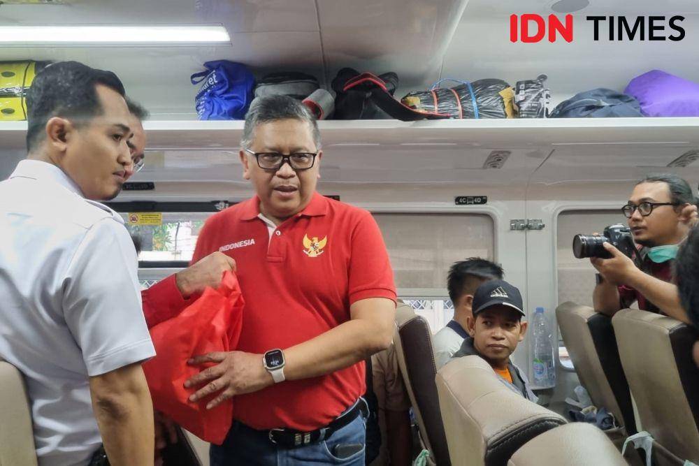 Sekjen PDIP, Hasto Kristiyanto melepas mudik gratis di Stasiun Pasar Senen (IDN Times/Ilman Nafi'an)