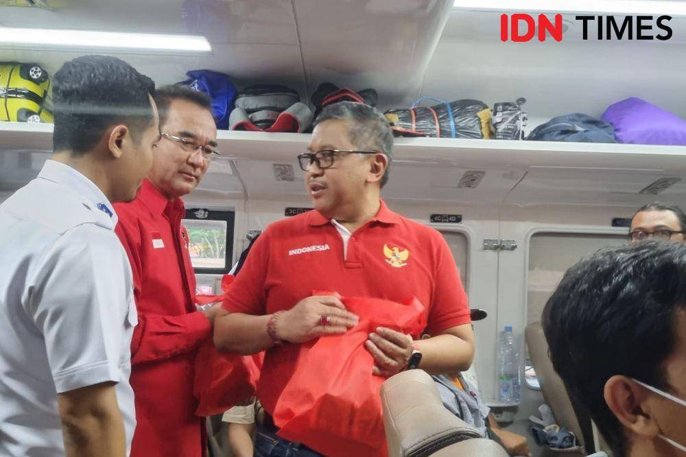 Sekjen PDIP, Hasto Kristiyanto melepas mudik gratis di Stasiun Pasar Senen (IDN Times/Ilman Nafi'an)