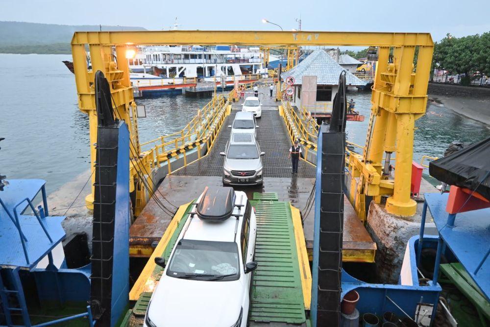 Pergerakan pemudik dengan mobil menuju kapal di Pelabuhan Merak. (Dok. ASDP)