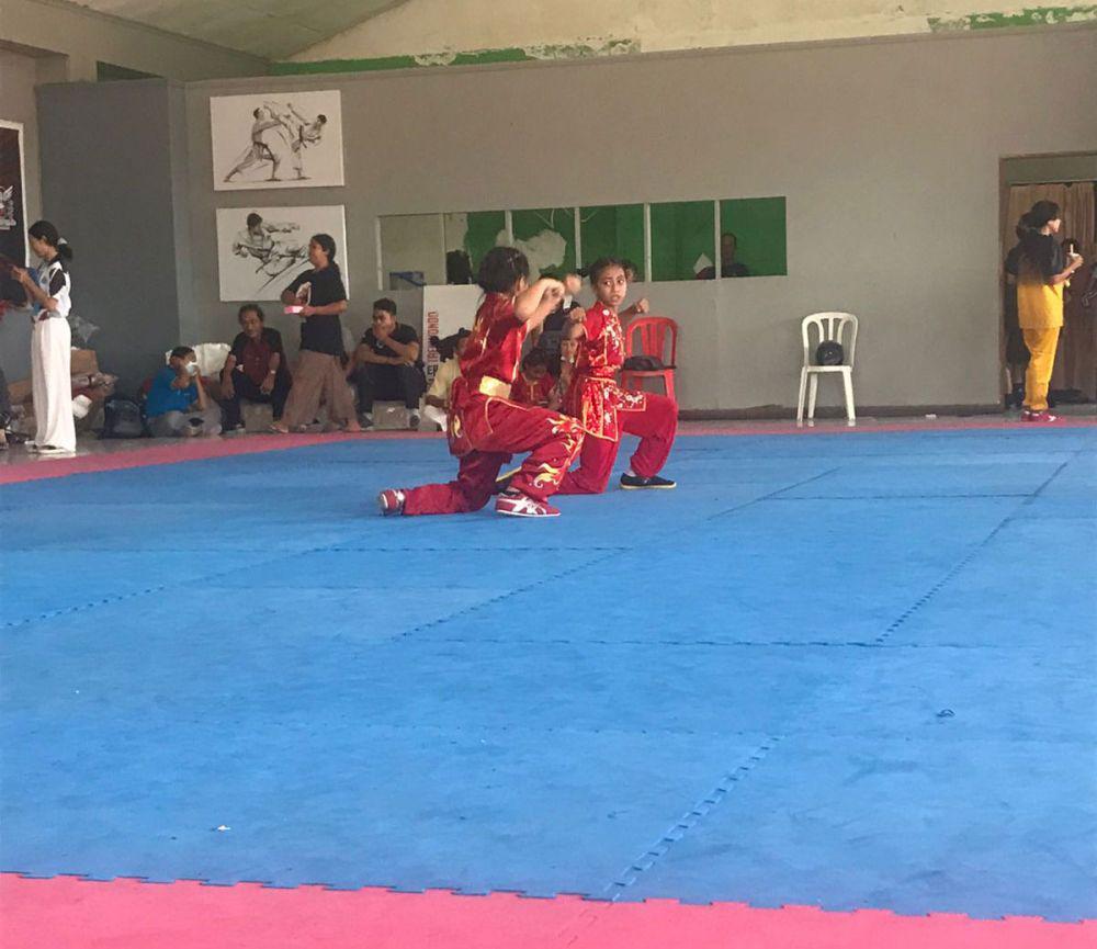 Atlet wushu Denpasar Selatanyang turun di nomor beregu Duilian putri SD. (dok. pribadi/Ari Budiadnyana)