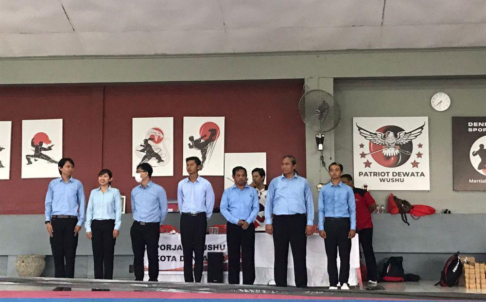 Para juri yang bertugas di ajang Porsenijar Kota Denpasar 2023 cabor wushu. (dok. pribadi/Ari Budiadnyana)