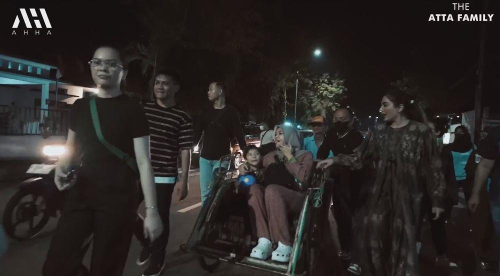 Aurel Ashanty ke pasar malam (YouTube.com/Atta Halilintar)