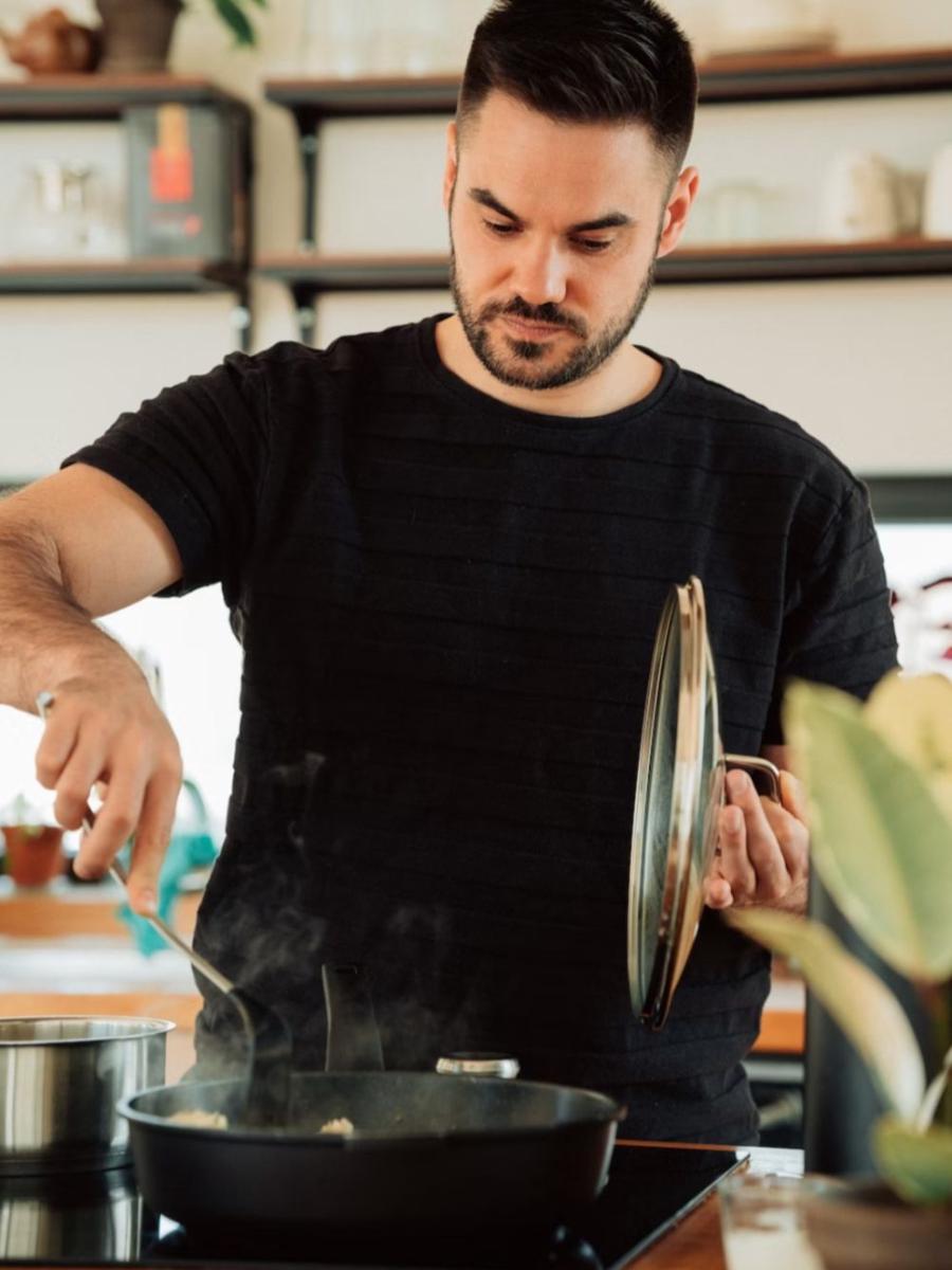 ilustrasi pria yang sedang menggoreng (unsplash.com/Malte Helmhold)