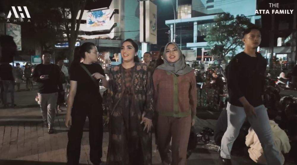 Aurel Ashanty ke pasar malam (YouTube.com/Atta Halilintar)