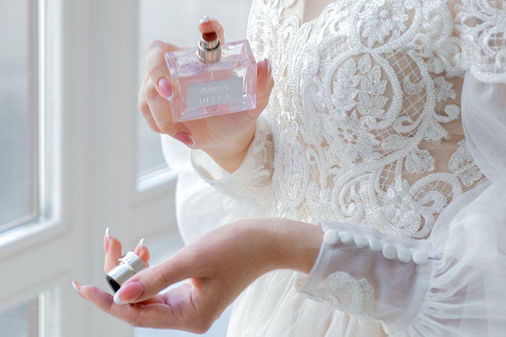 Ilustrasi menyemprotkan parfum pada titik nadi (pexels.com/Анна Хазова)