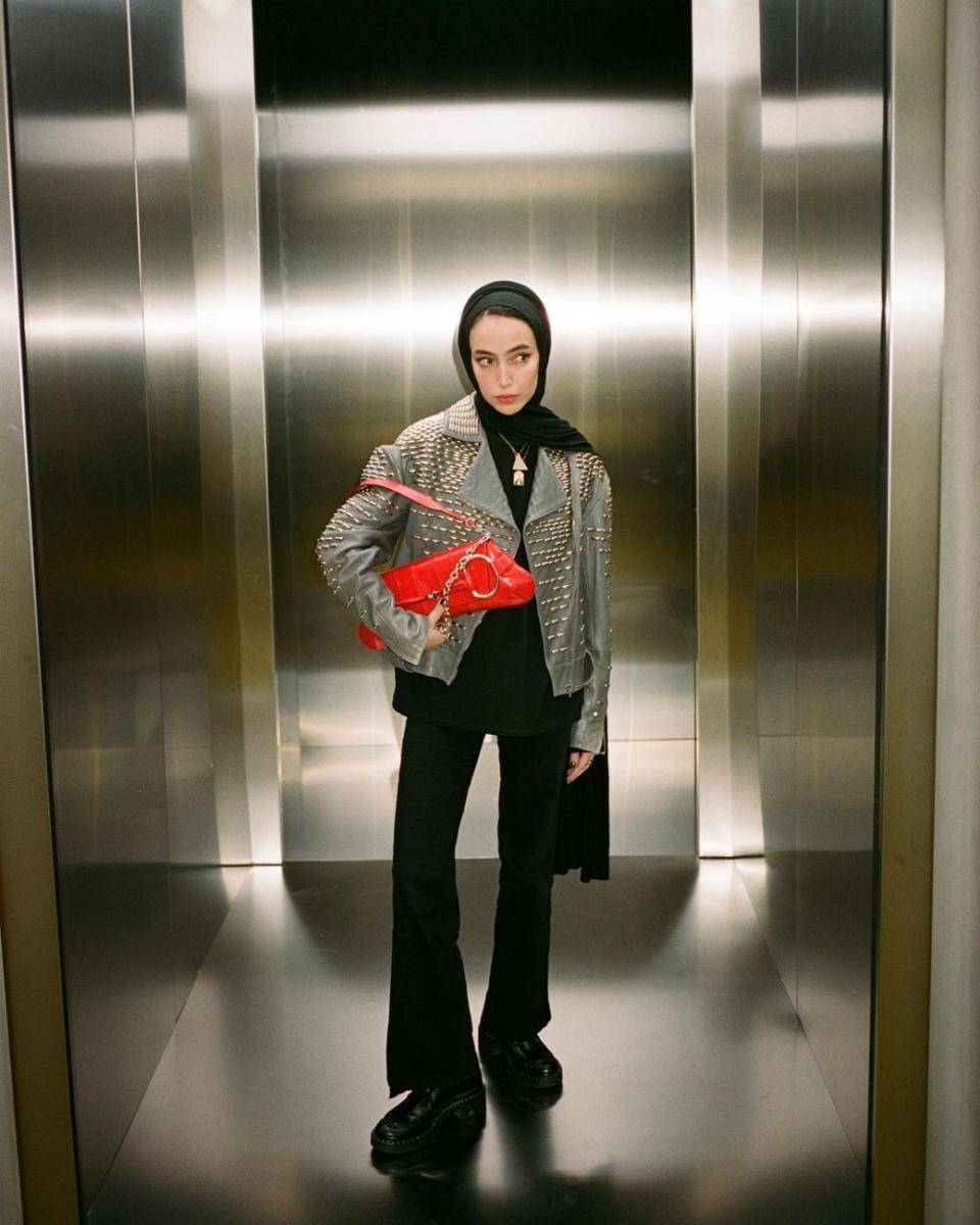 Pilihan outfit untuk gaya ala skena (instagram.com/leenalghouti)