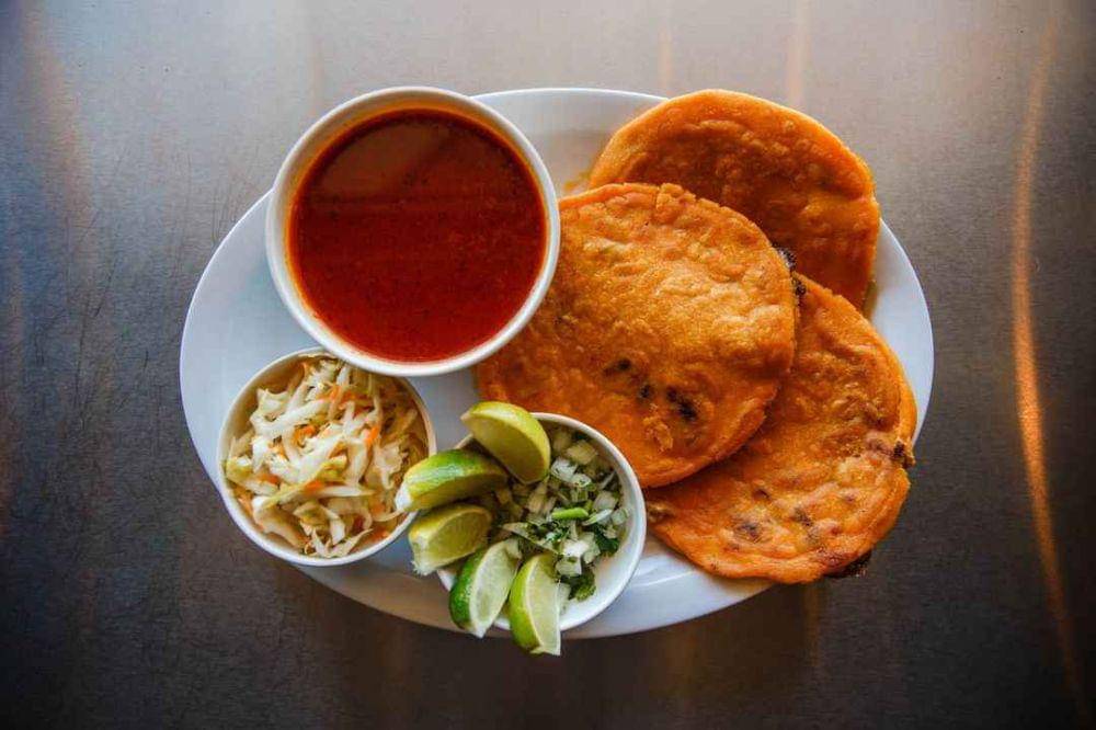 sajian pupusa (instagram.com/pupusasytacoslosreyes)