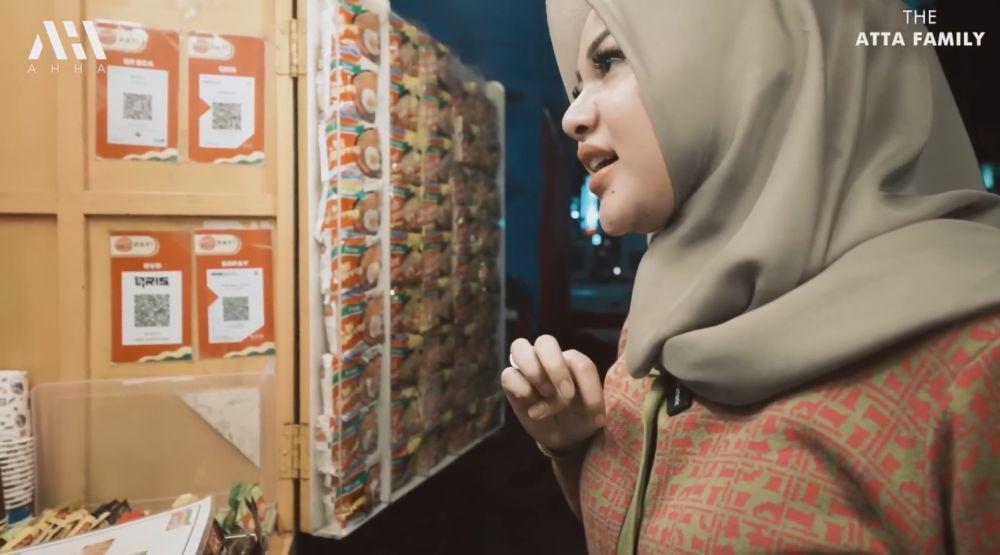 Aurel Ashanty ke pasar malam (YouTube.com/Atta Halilintar)