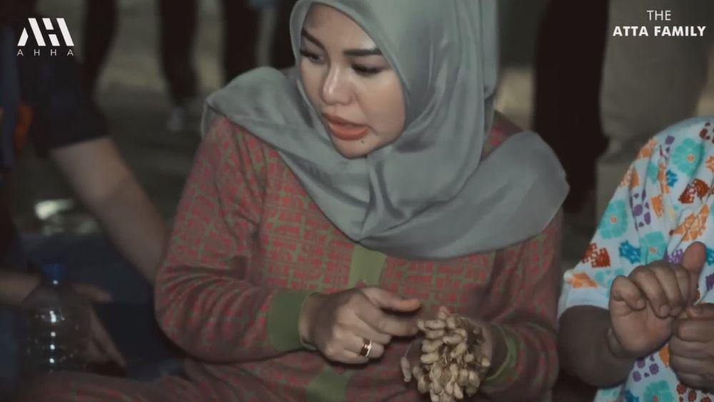 Aurel Ashanty ke pasar malam (YouTube.com/Atta Halilintar)