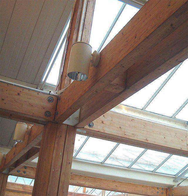 Glulam dan pelat baja membentuk rangka lantai atas dan atap bangunan. (commons.wikimedia.org)