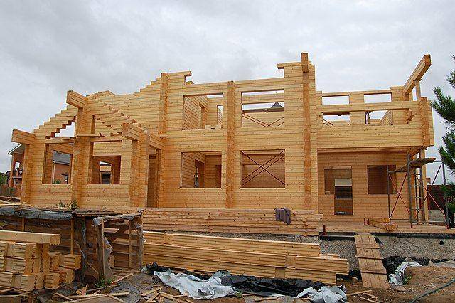 Konstruksi rumah dari kayu glulam di Rusia. (commons.wikimedia.org)