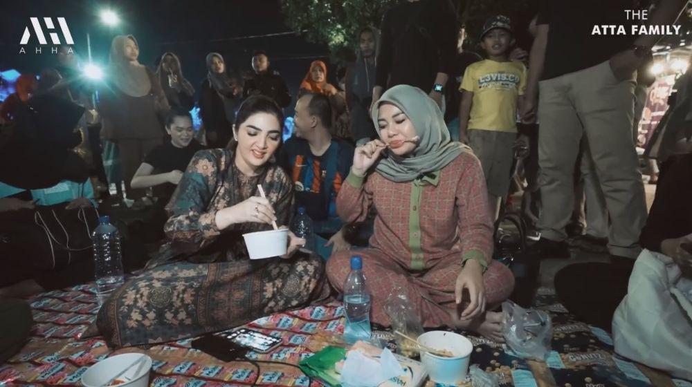 Aurel Ashanty ke pasar malam (YouTube.com/Atta Halilintar)