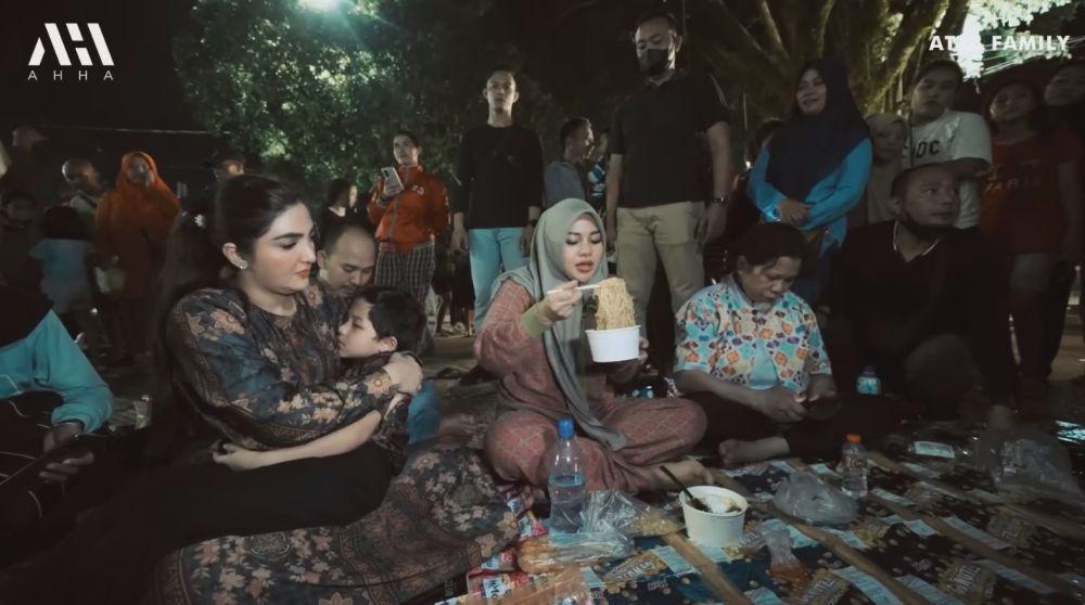 Aurel Ashanty ke pasar malam (YouTube.com/Atta Halilintar)