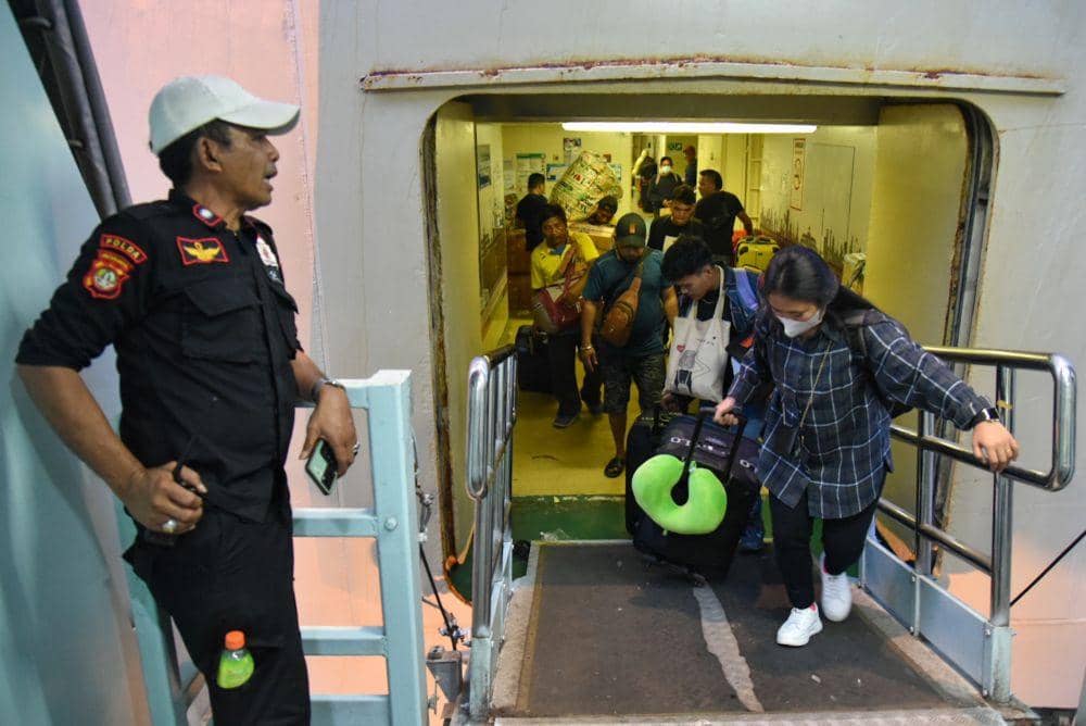 Sejumlah pemudik berjalan turun dari Kapal Motor (KM) Kelud saat tiba di Pelabuhan Bandar Deli, Belawan, Medan, Sumatera Utara, Kamis (13/4/2023). (ANTARA FOTO/Fransisco Carolio)