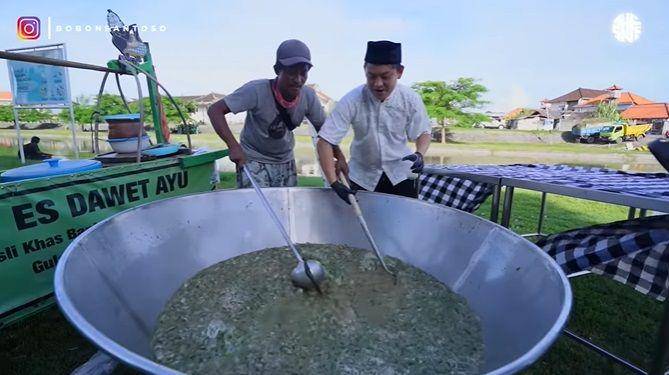 potret Bobon Santoso masak besar untuk buka puasa (youtube.com/Bobon Santoso)
