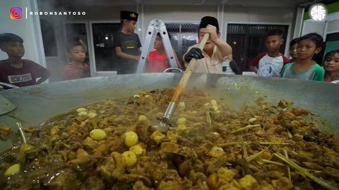potret Bobon Santoso masak besar untuk buka puasa (youtube.com/Bobon Santoso)