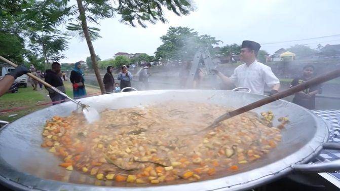 potret Bobon Santoso masak besar untuk buka puasa (youtube.com/Bobon Santoso)