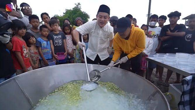potret Bobon Santoso masak besar untuk buka puasa (youtube.com/Bobon Santoso)