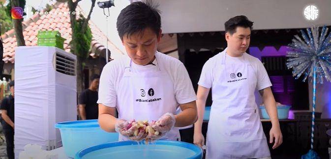 Bobon Santoso masak besar bareng chef Arnold dan MasterChef (youtube.com/Bobon Santoso)