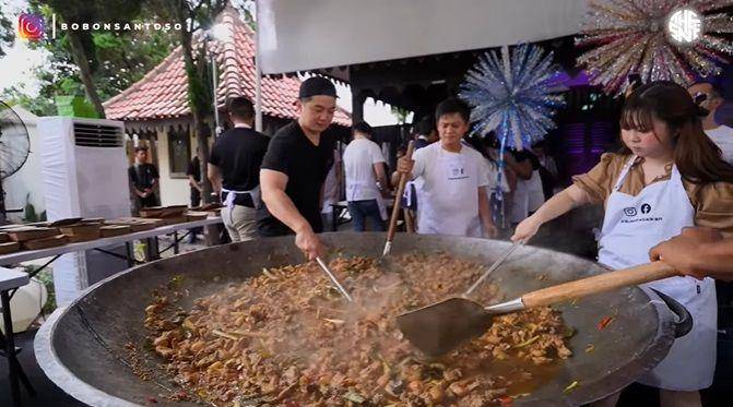 Bobon Santoso masak besar bareng chef Arnold dan MasterChef (youtube.com/Bobon Santoso)