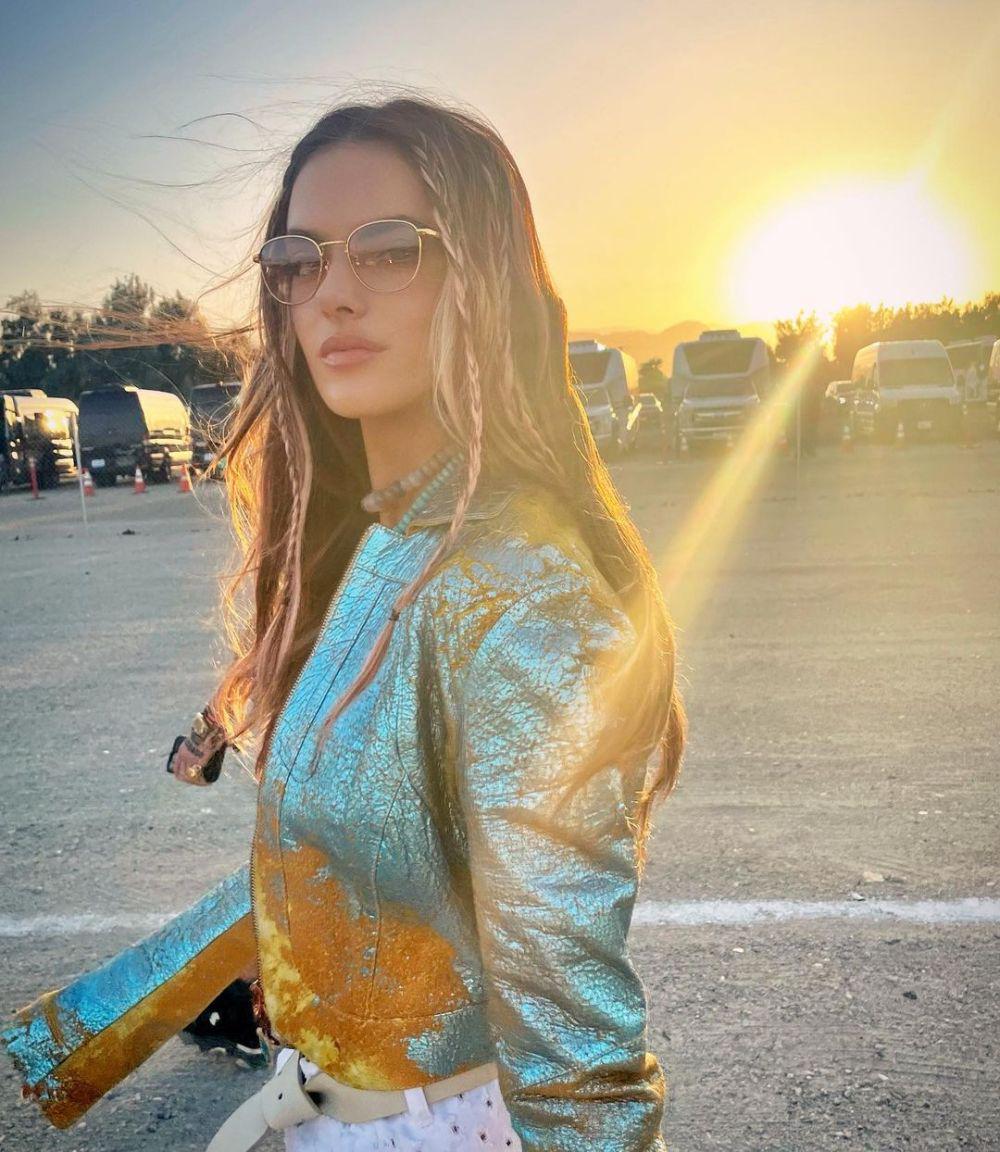 potret Alessandra Ambrosio nonton Coachella (instagram.com/alessandraambrosio)