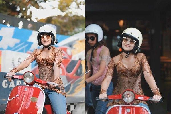 9 Pesona Clara Bernadeth Berkebaya Naik Vespa, Peringati Hari Kartini!