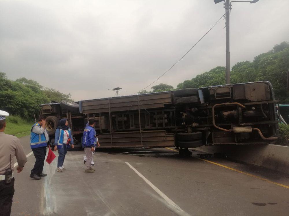 Bus MGI Terguling Usai Menabrak Mobil Pribadi di Cipularang