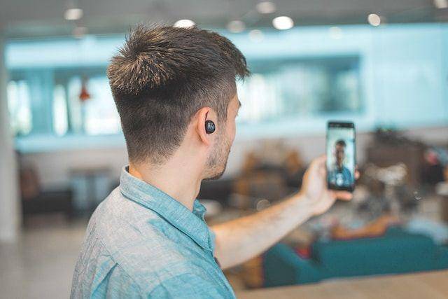 ilustrasi video call (unsplash.com/Harry Cunningham)