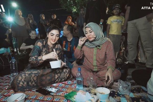 Aurel Ashanty ke pasar malam (YouTube.com/Atta Halilintar)