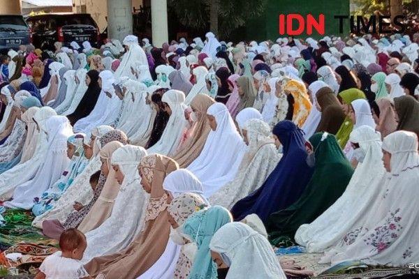 Ilustrasi warga Muhammadiyah di Kota Mataram melaksanakan salat Idul Adha di Halaman Kampus UMMAT pada 2022. (IDN Times/Muhammad Nasir)