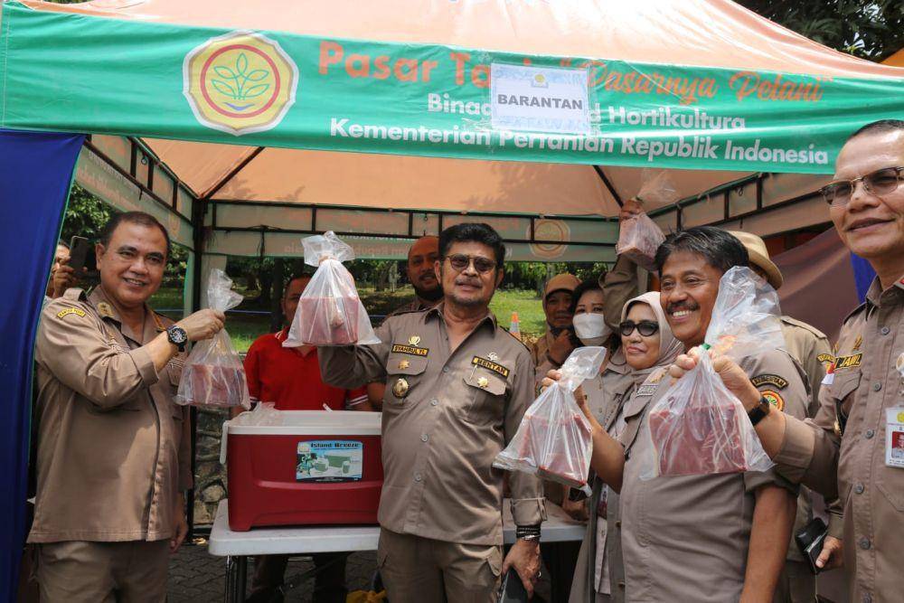 Menteri Pertanian Syahrul Yasin Limpo (Mentan SYL) meninjau Bazar Ramadhan yang diadakan tanggal 20 Maret - 18 April 2023 di halaman parkir Auditorium Gedung F Kementerian Pertanian (Kementan). (Dok. Kementan)