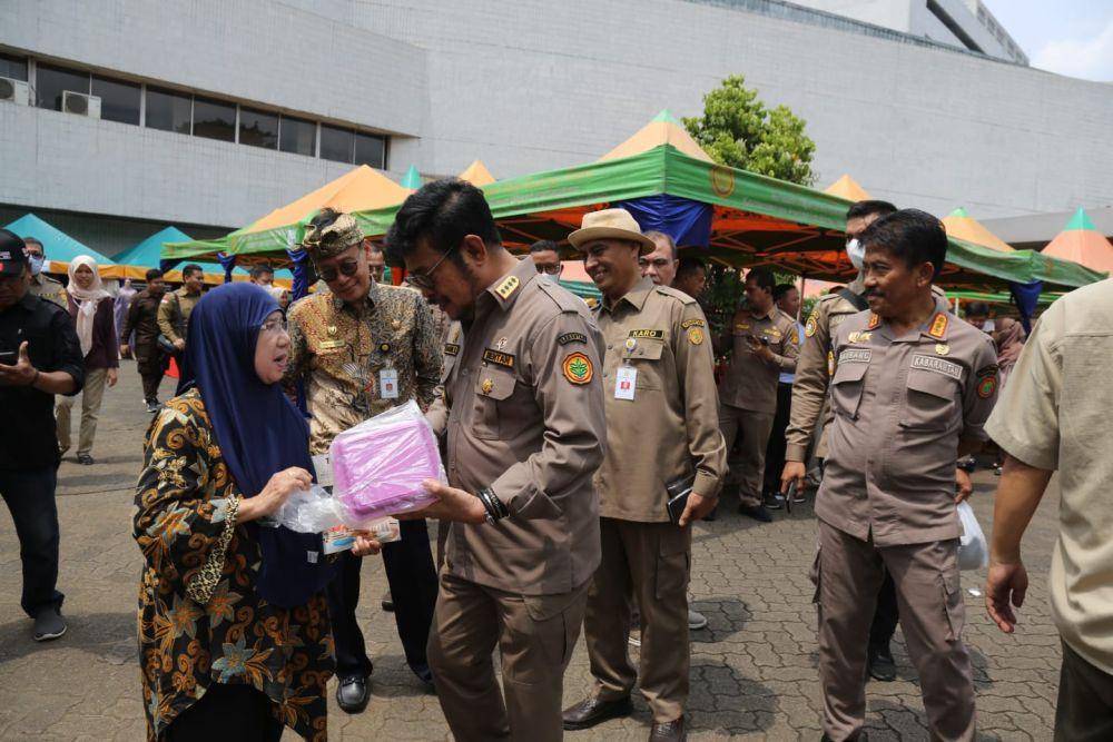 Mentan SYL membagikan 1.000 bibit tanaman seperti bibit rambutan, durian, jambu, mangga kepada pegawai Kementan dan seluruh pengunjung Bazar Ramadhan. (Dok. Kementan)