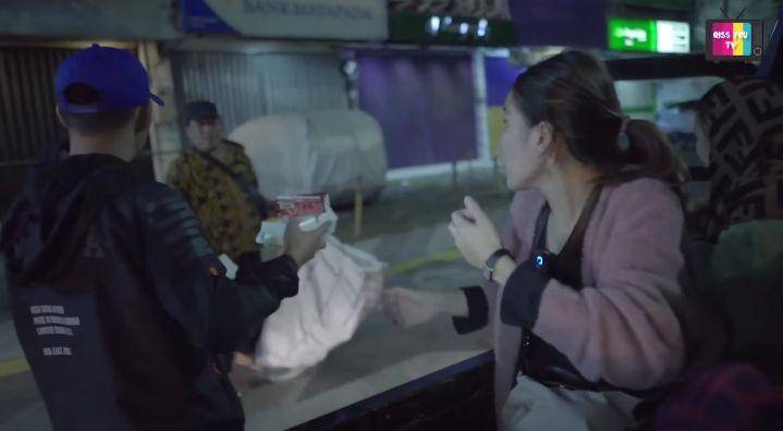 potret Ayu Ting Ting sahur on the road (youtube.com/Qiss You TV)