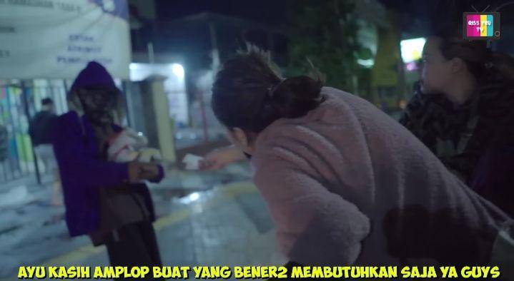potret Ayu Ting Ting sahur on the road (youtube.com/Qiss You TV)