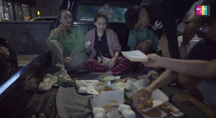 potret Ayu Ting Ting sahur on the road (youtube.com/Qiss You TV)